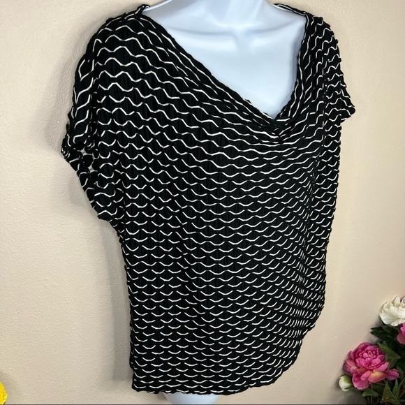 M Dana Buchman Black & White Short Sleeve Blouse Stretch Cowl Neckline 8 10 - Picture 2 of 7